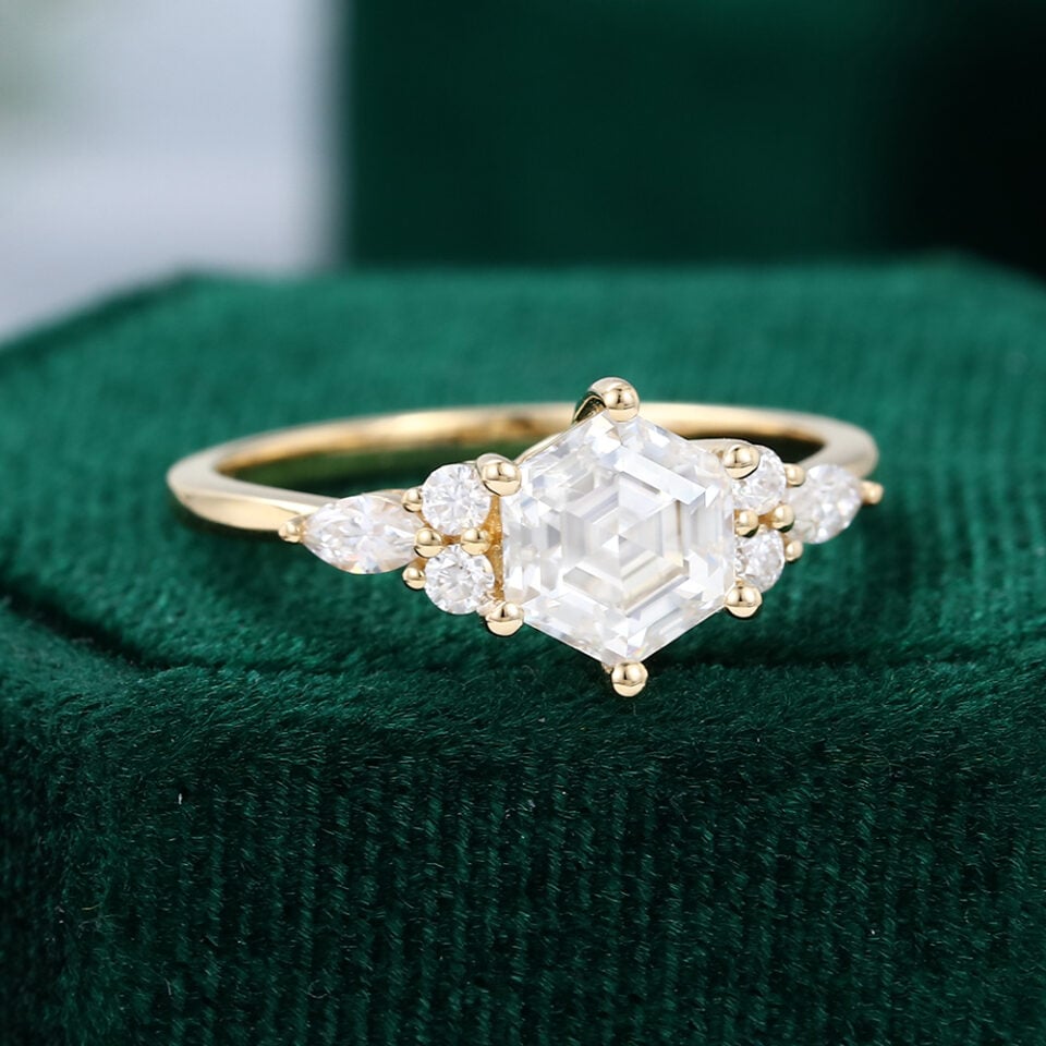 MOLLYJEWELRY Gold Moissanite Engagement Ring