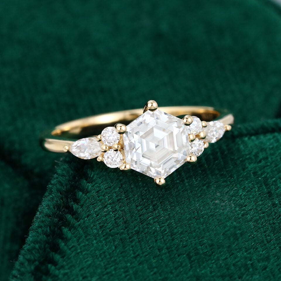MOLLYJEWELRY Gold Moissanite Engagement Ring