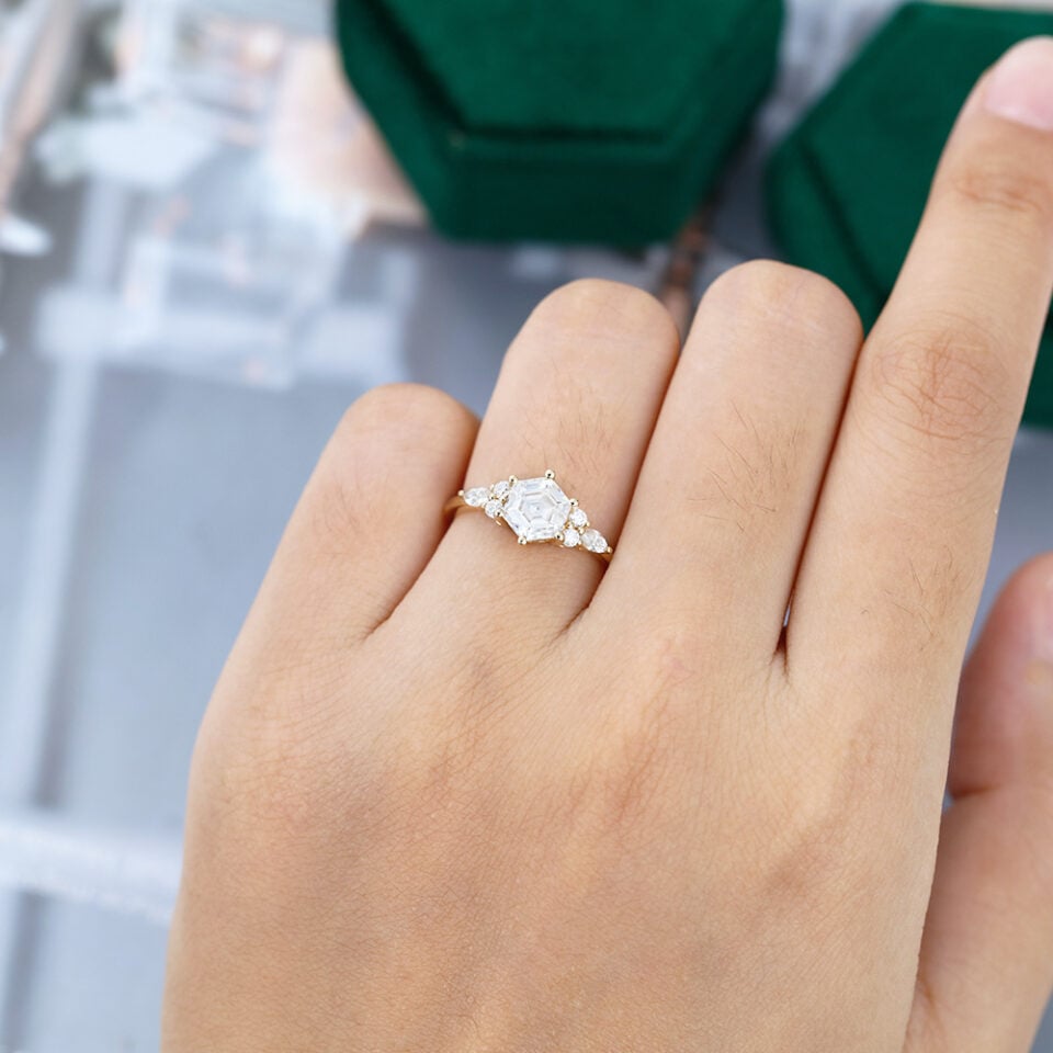 MOLLYJEWELRY Gold Moissanite Engagement Ring