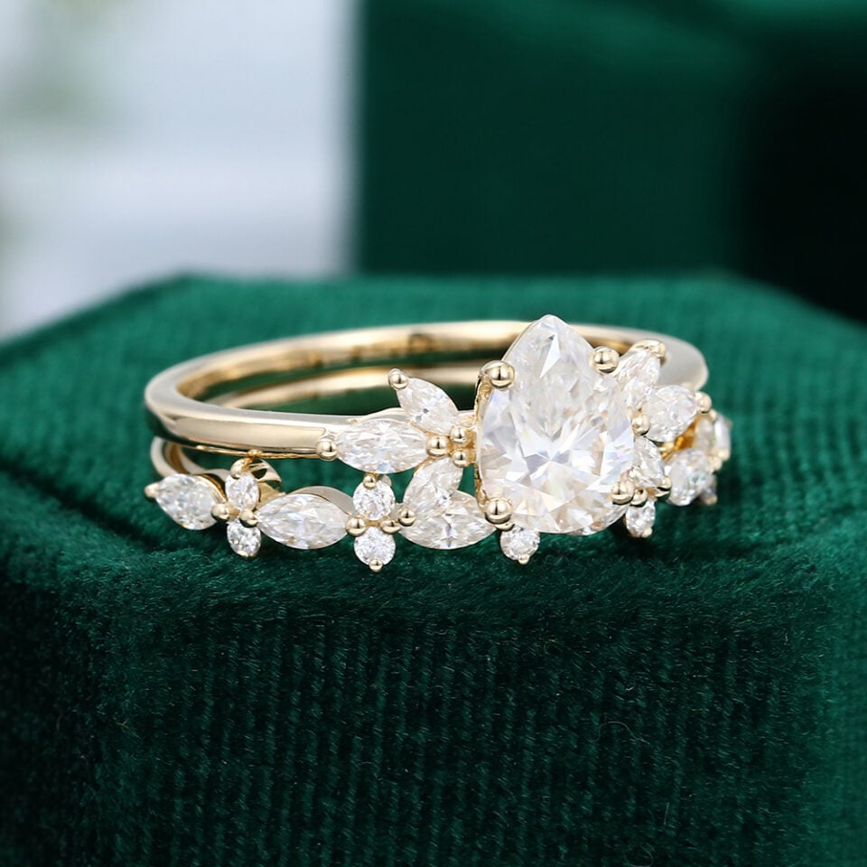 MOLLYJEWELRY Gold Pear shaped Moissanite Wedding Set