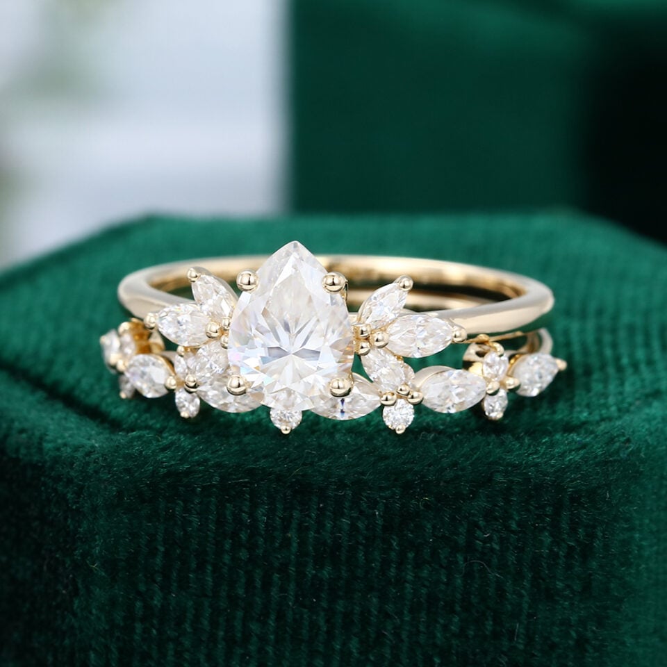 MOLLYJEWELRY Gold Pear shaped Moissanite Wedding Set