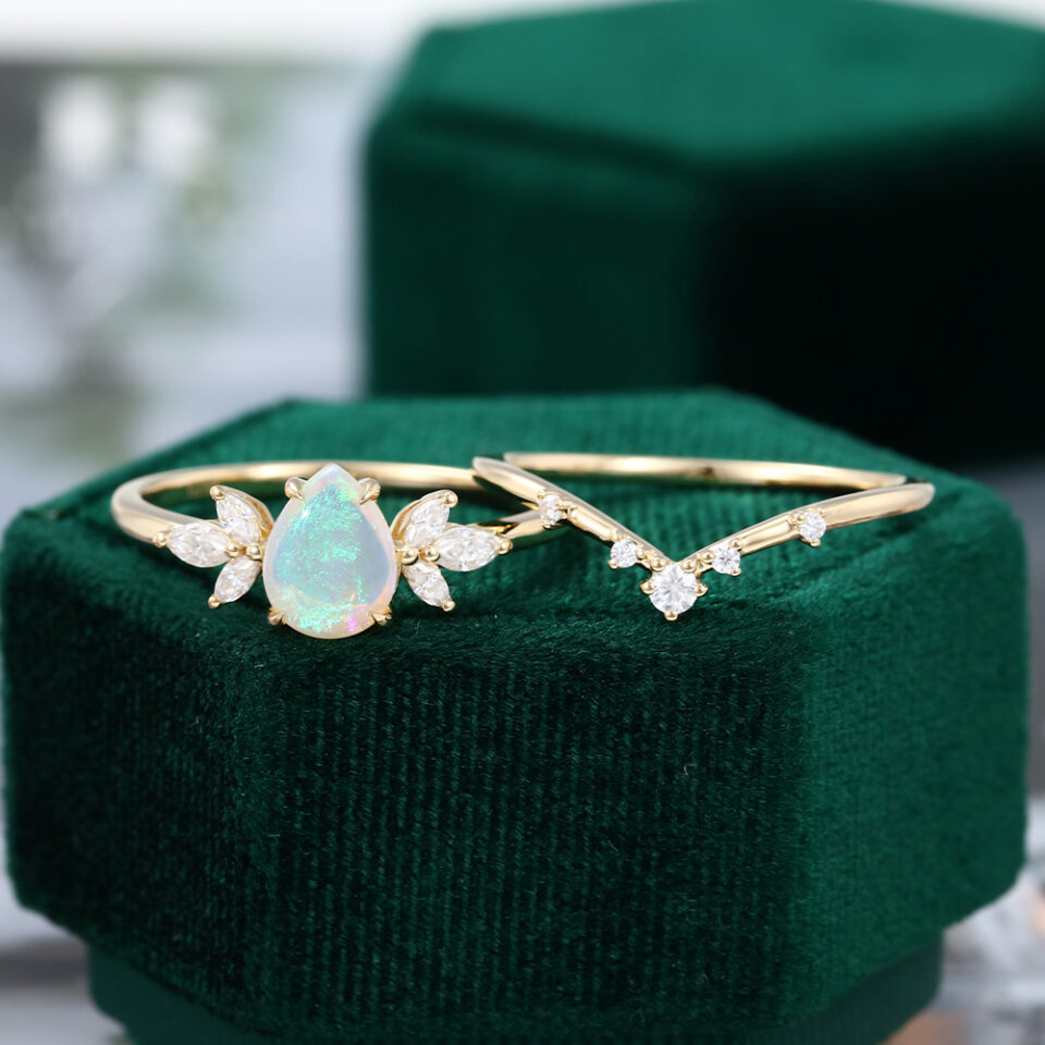 MOLLYJEWELRY Gold Pear shaped Opal Wedding Set