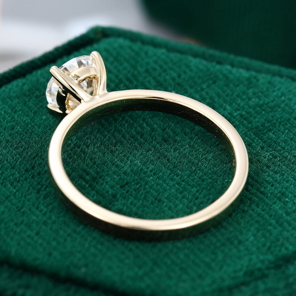Minimalist Simple Solitaire Moissanite Engagement Ring
