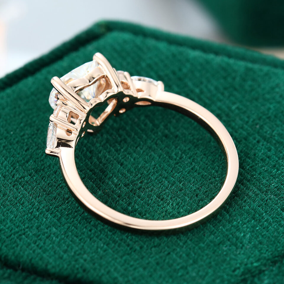 MOLLYJEWELRY Heart cut Moissanite Engagement Ring