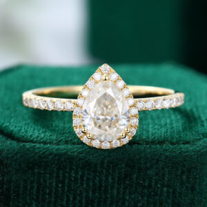 MOLLYJEWELRY Pear Shaped Moissanite Halo engagement ring