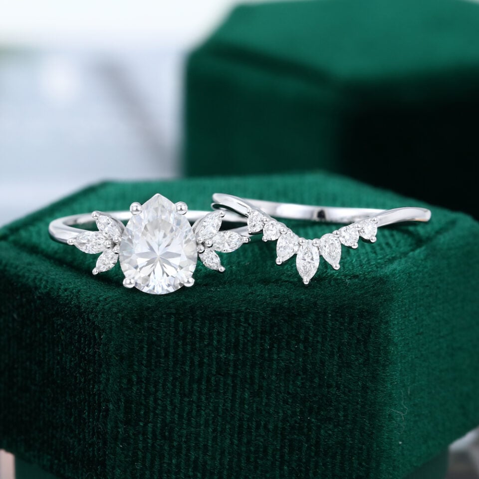 MOLLYJEWELRY White Gold Pear shaped Moissanite Wedding Set