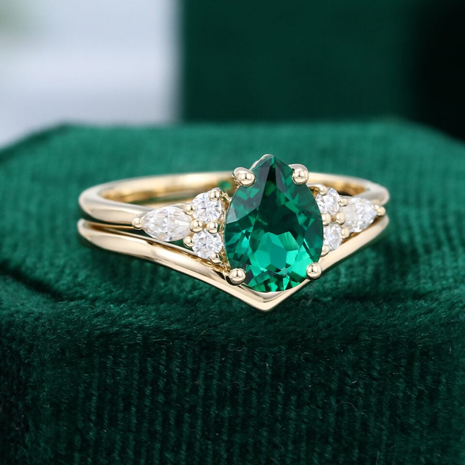 MOLLYJEWELRYUS Pear Shaped Emerald Engagement Ring Set (2)