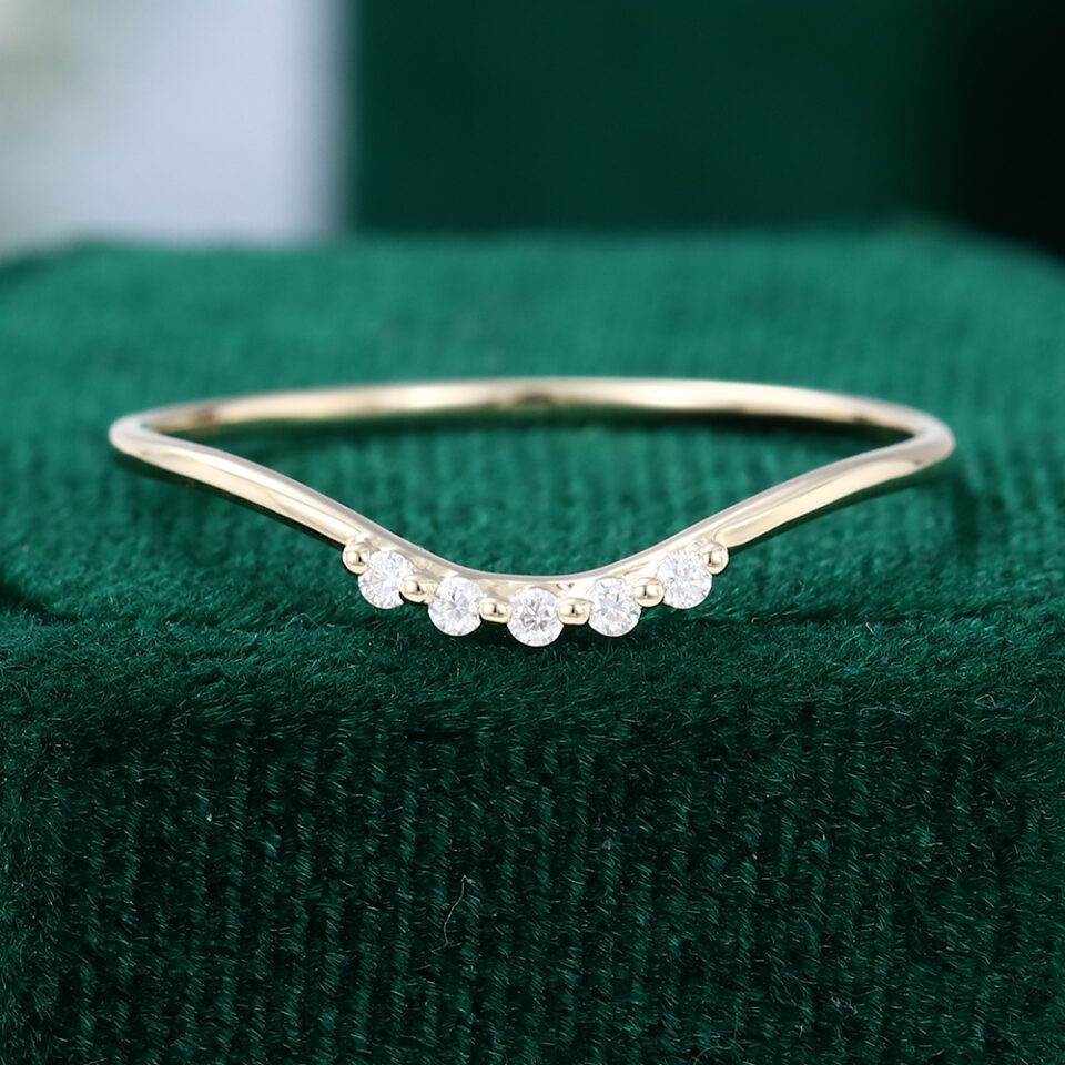 MOLLYJEWELRY Unique Gold Diamond Dainty Curved Wedding Band