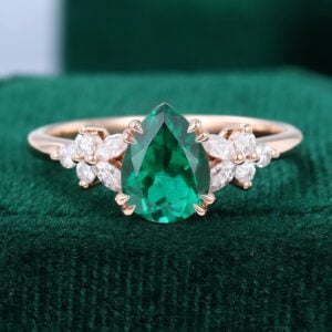 MollyJewelryUS Vintage Pear Shaped Lab Emerald Engagement Ring In 14K Rose Gold