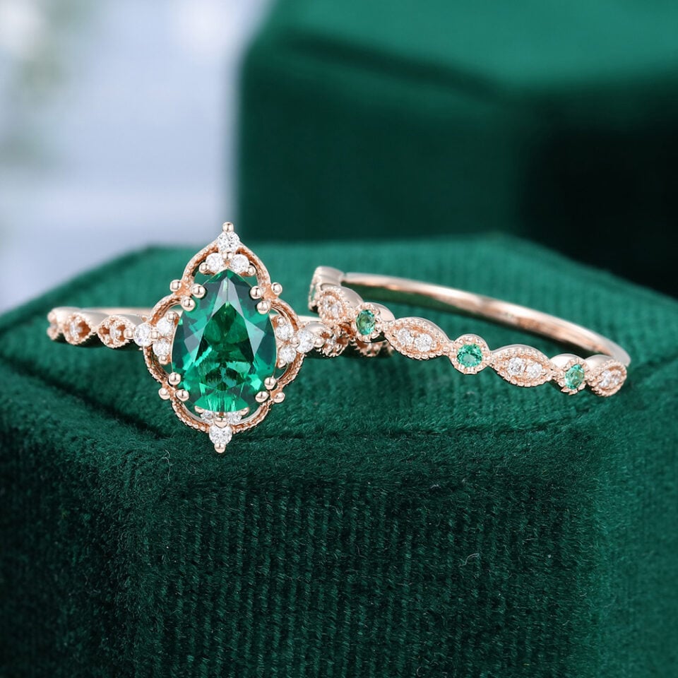 MollyJewelryUS Pear Shaped Emerald Rose Gold Diamond Half Eternity Engagement Ring Set