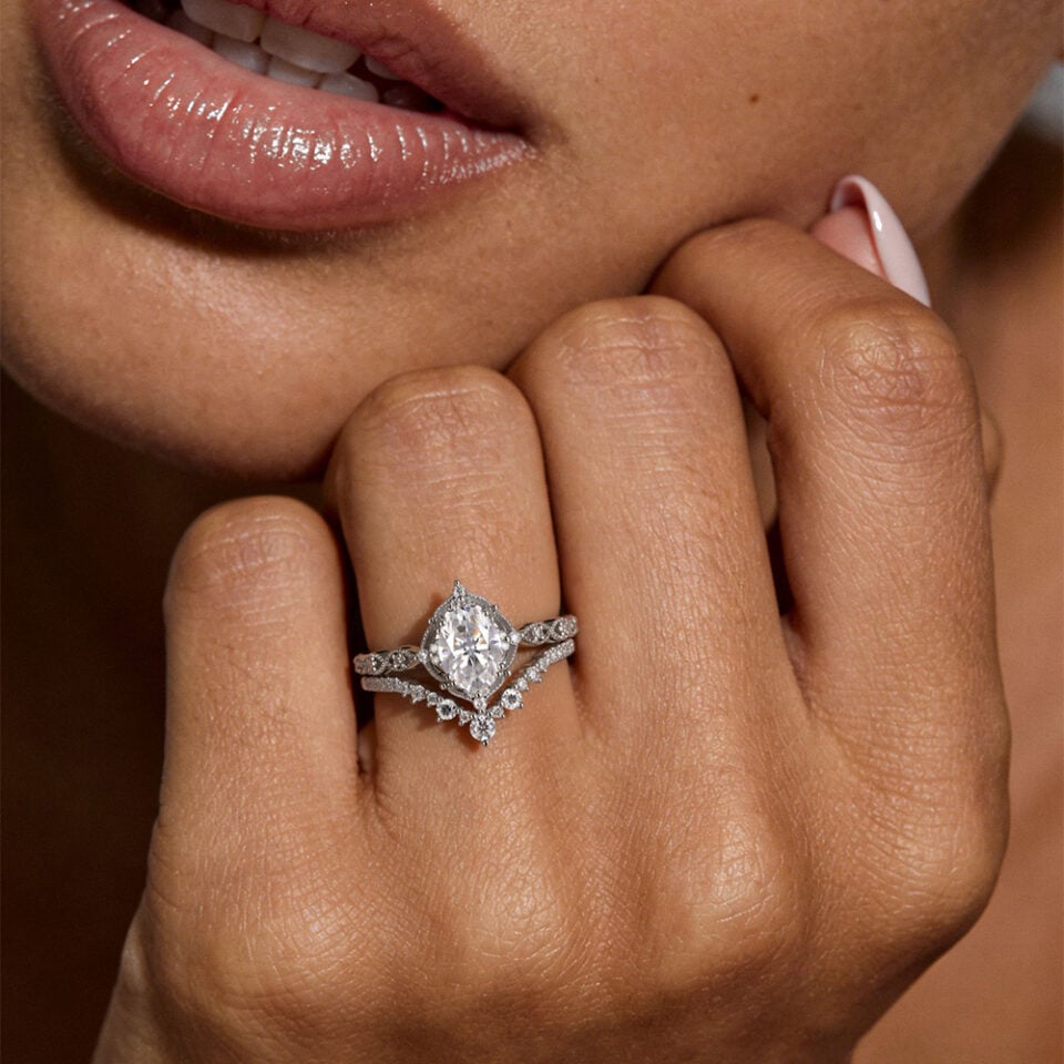 2PCS Vintage Lace Halo Engagement Ring Set with Oval Cut Moissanite (3)