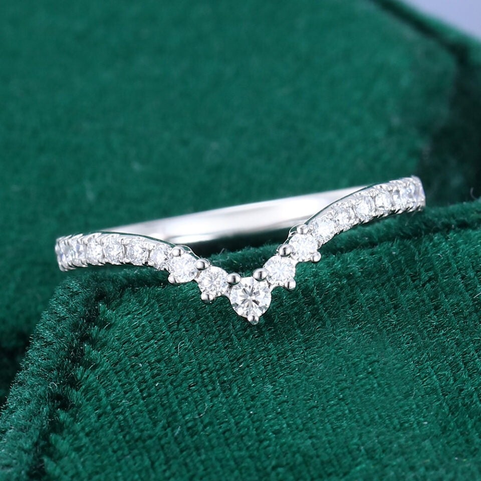 Round Cut Moissanite Curved Wedding Band With Tapered Pave Setting (3)