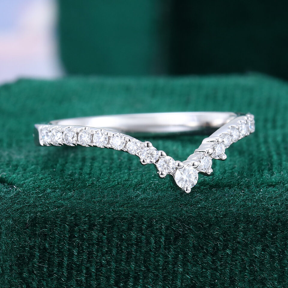 Round Cut Moissanite Curved Wedding Band With Tapered Pave Setting (5)