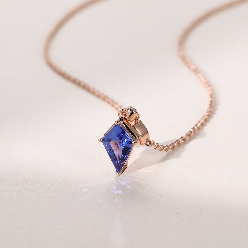Unique kite cut cornflower sapphire pendant necklace with cable chain