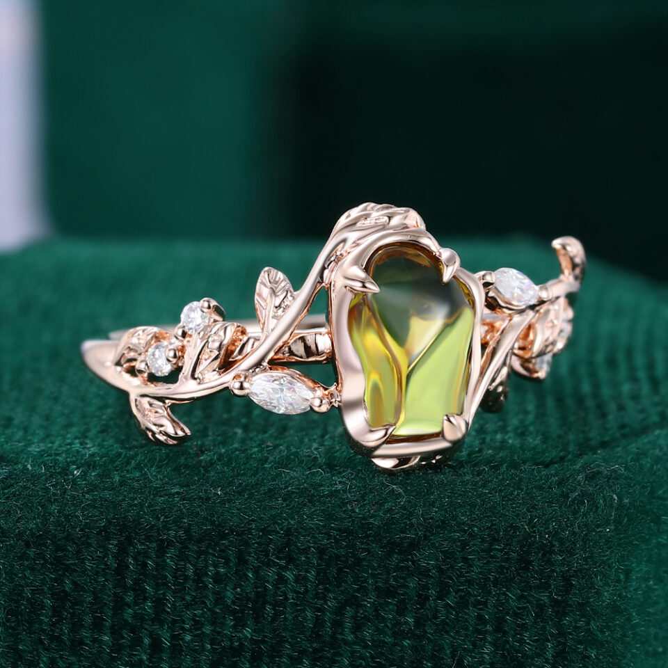 Unik form - organic shaped green sapphire leaflace ring