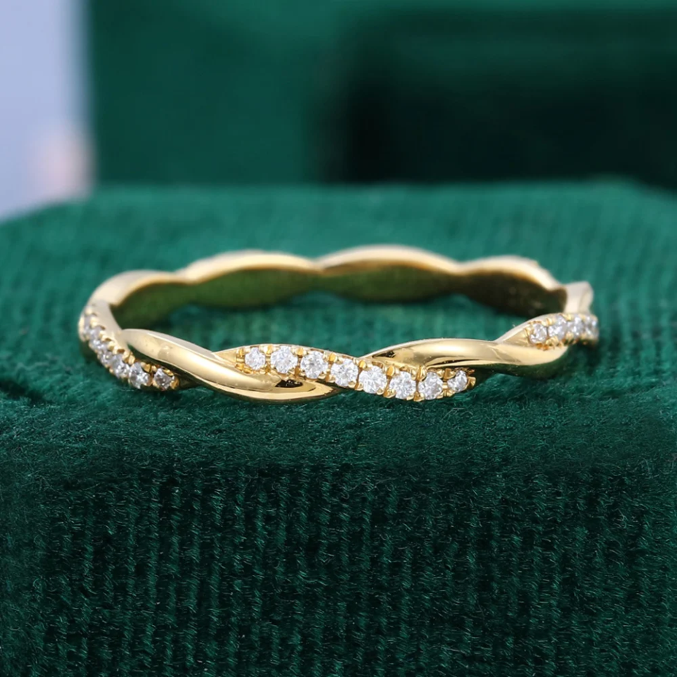 twisted moissanite wedding band​
