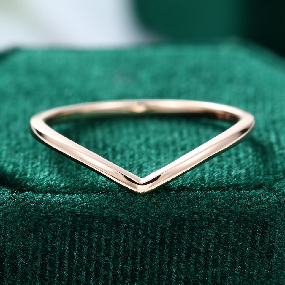 solid gold curved wedding band​