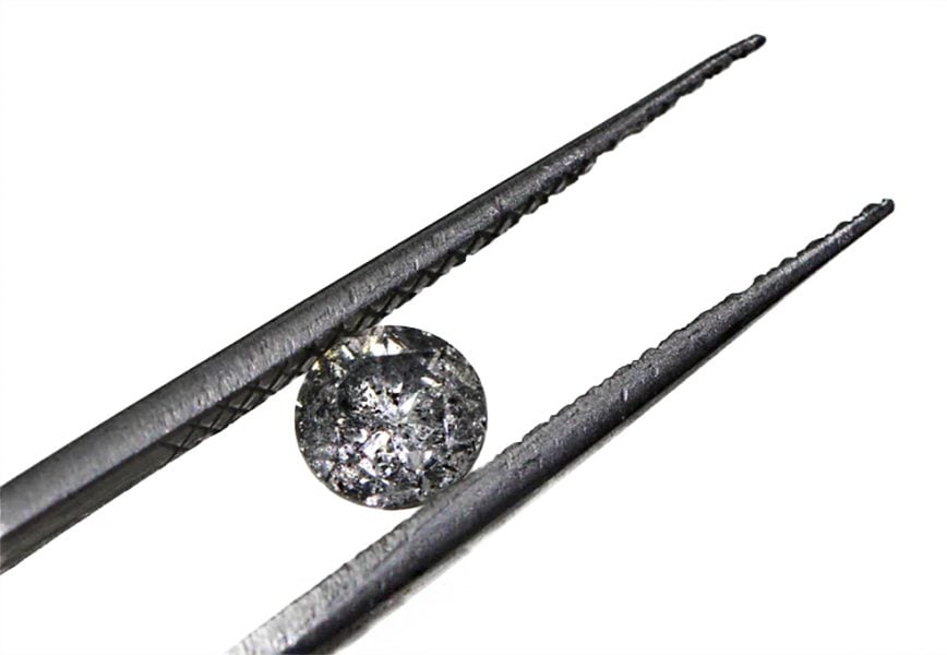 镊子夹着一颗胡椒钻1